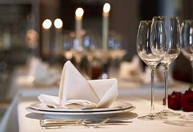 Una mesa arreglada para una cena de Año Nuevo formal