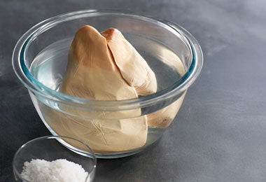 Corte de cerdo marinado en salmuera.