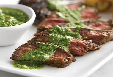 Chimichurri y salsa verde con churrasco 