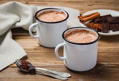 Chocolate caliente sobre una mesa de madera rústica.