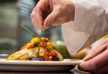 Un plato de pescado cocinado con verduras.