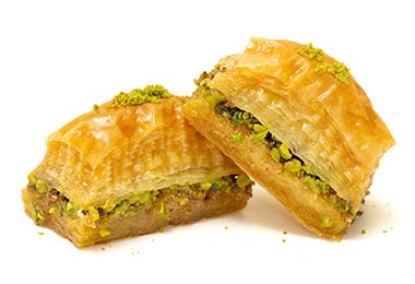 Dos porciones de baklava, una comida árabe que se usa como postre. 