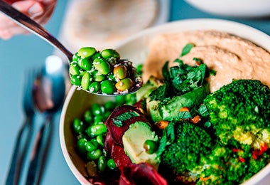 Plato con verduras y hummus, una combinación común en la comida árabe.