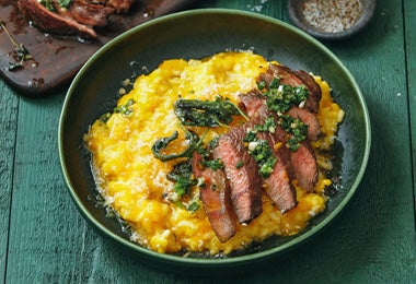 Un plato de polenta con churrasco, dos comidas brasileñas muy famosas.