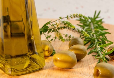 El aceite de oliva está presente en muchas comidas españolas.