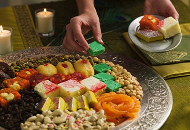 Plato con dulces tradicionales de India como jalebi, barfi, mithai, entre otros 