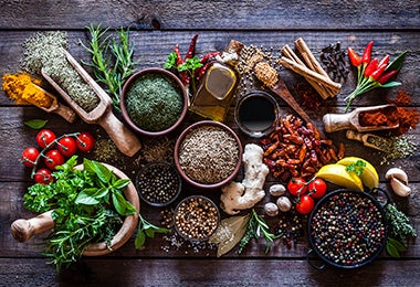 Cardamomo, comino, cilantro, curry, cúrcuma, entre otras especias de la comida india