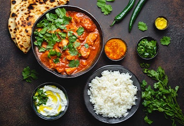 Pollo tikka masala, arroz basmati, pan naan, salsas de yogurt raita y de curry