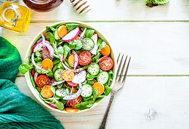 Ensalada preparada con verduras frescas, algo típico de la comida mediterránea.