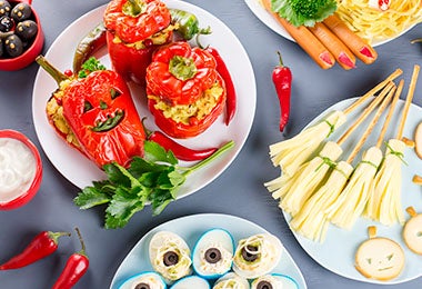 Comidas para una fiesta de Halloween, como pimientos y huevos