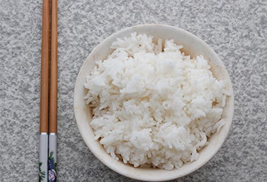 Plato de arroz blanco, un ingrediente muy común en la comida típica de China.