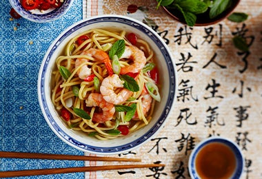 Plato con fideos y camarones, comida típica de China. 