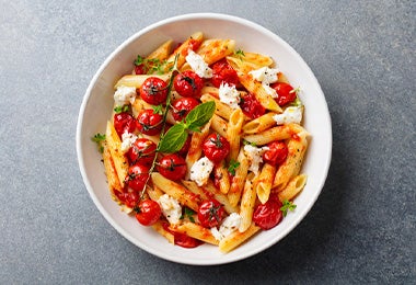 Pasta, una comida fácil de hacer, con jitomates y queso.