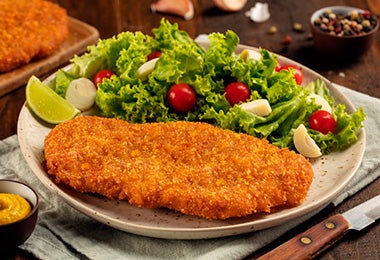 Comidas fritas plato empanado con ensalada