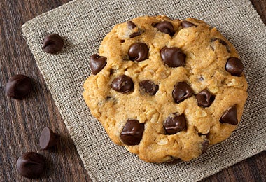 Las galletas y los chips de chocolate son una buena decoración para la comida de Halloween.