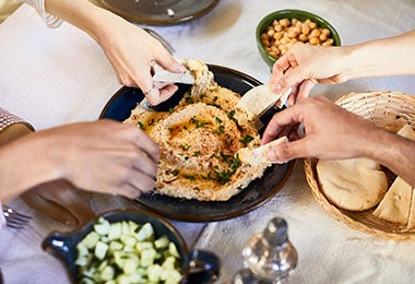 Hummus servido en una mesa con amigos, una comida vegana deliciosa. 
