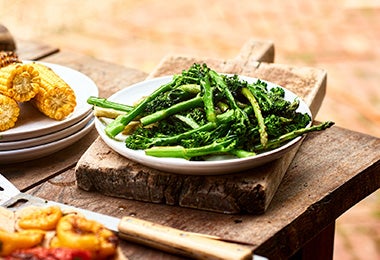 Espárragos y elotes, dos comidas vegetarianas en un asado.