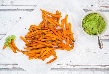 Se pueden cocinar papas fritas en una airfryer o en aceite.