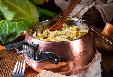 A un consomé de pollo o cualquier otra proteína se le pueden añadir verduras al final.