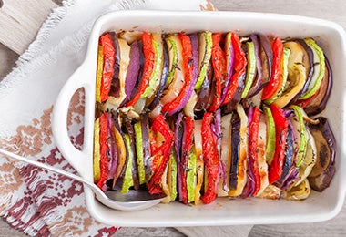 Cortador de verduras en rodajas para preparar receta   