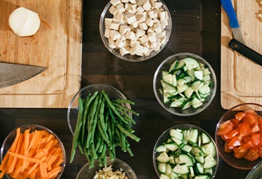 Verduras cortadas de diferentes formas. En la parte superior, el corte en macedonia.