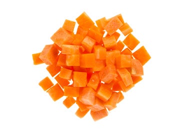 Zanahoria cortada en macedonias.