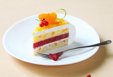 Un relleno de crema y gelatina en un pastel frutal.