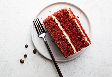 Crema pastelera como relleno en un pastel red velvet.