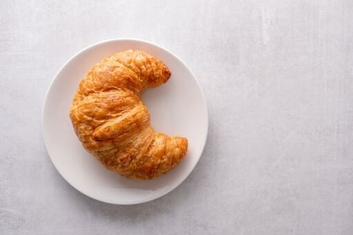Plato con croissant de desayuno continental