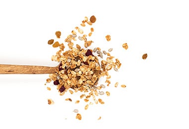 Cuchara con granola, alimento con magnesio