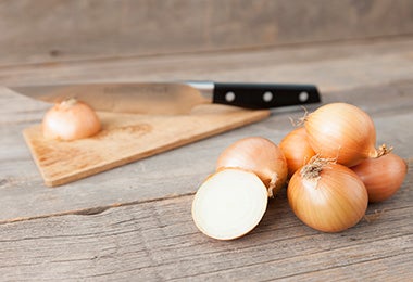 Cuchillo de cerámica y cebolla picada 