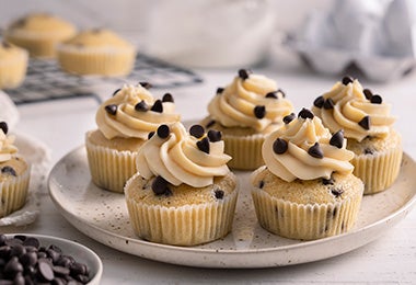  Cupcakes en una mesa de dulces y postres 
