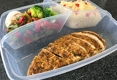 Cuscús guarnición almuerzo para llevar con pollo y ensalada