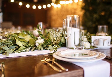 Decoración e iluminación para montar una mesa formal