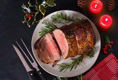 Carne asada. Decoraciones navideñas. Mesa de la cena de Año Nuevo.