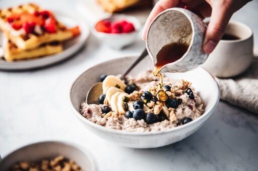 Desayuno con granola y miel