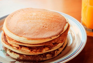 Pancakes y jugo de naranja 