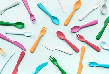 Utensilios de colores para los desayunos para niños