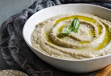 Dip de berenjena comida con verdura