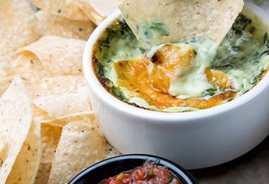 Dip con totopos elaborados con tipos de tortilla 