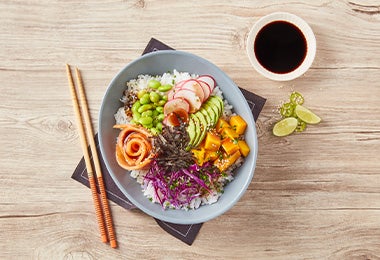 Un poke con edamames, arroz, rábano, salsa soya, entre otros ingredientes.