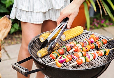 Elotes y brochetas en un asado vegetariano