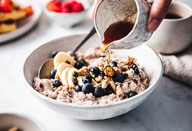 Endulzar granola con jarabe de arce en postres veganos 