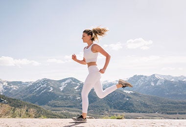 Mujer corriendo con energía gracias al consumo de comida alta en calorías.