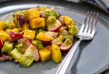 Ensalada de mango para acompañar tu lubina a la plancha.