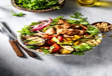 Ensalada balanceada con pollo a la parrilla y verduras, ideal para cenar