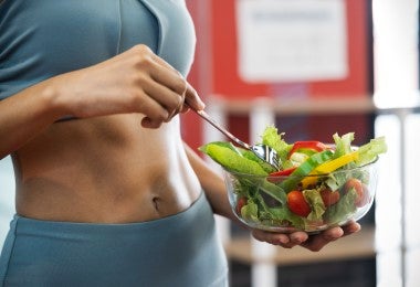 Mujer implementando ensaladas en su menú balanceado