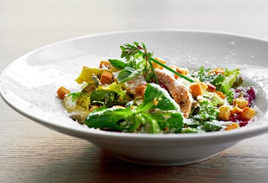 Ensalada fresca con pollo y surimi