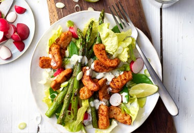 Ensalada de frutas con lechuga, duraznos asados, espárragos, rábanos y aderezo cremoso