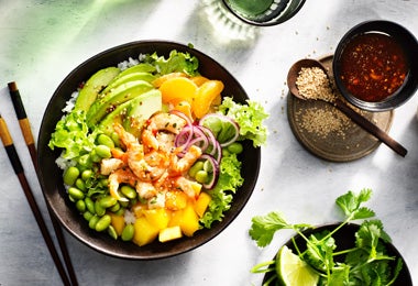 Ensalada de frutas con lechuga, frutas frescas como mango, aguacate y edamames Title de la Imagen: Ensalada de frutas y lechuga nutritiva con mango y aguacate